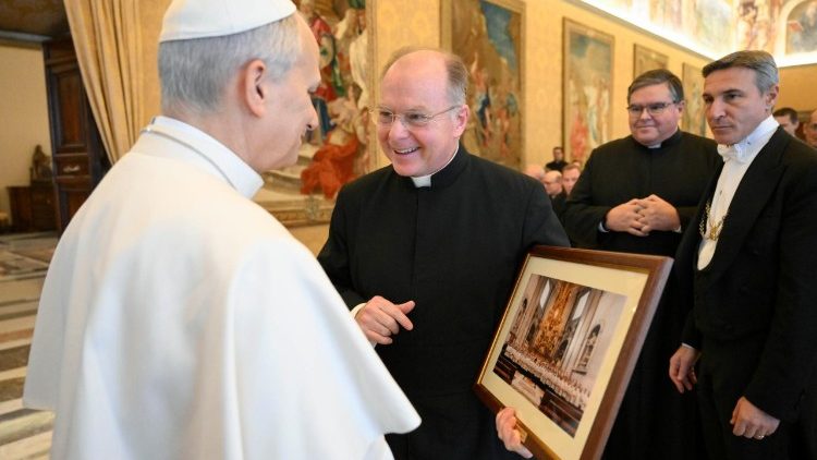 Tofauti zao msingi ni amana na utajiri na nguvo ya umoja wa Shirika