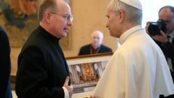 Le Pape recevant un cadeau du Supérieur Général des Légionnaires du Christ 