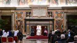 Папата с Мисионерите облати на Непорочната Дева Мария и Сестрите на Дева Мария на Апостолите,