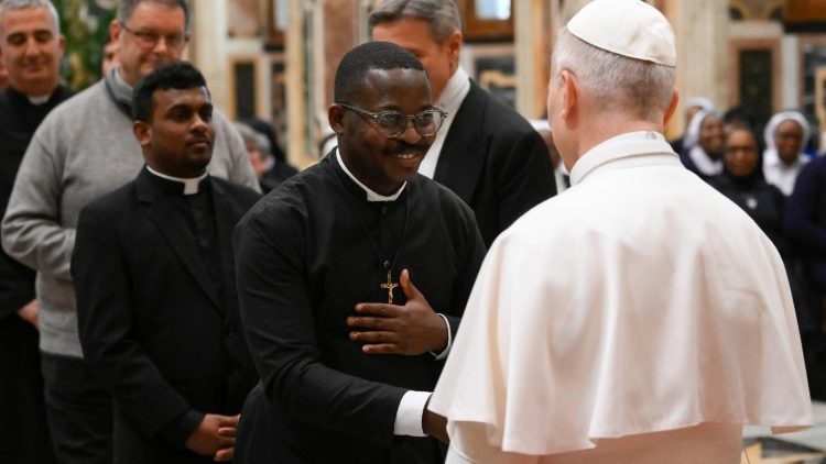 Le Pape salue les Missionnaires Oblats de Marie Immacul&eacute;e .