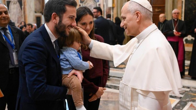 Папата с участниците в проекта "Поликоро"