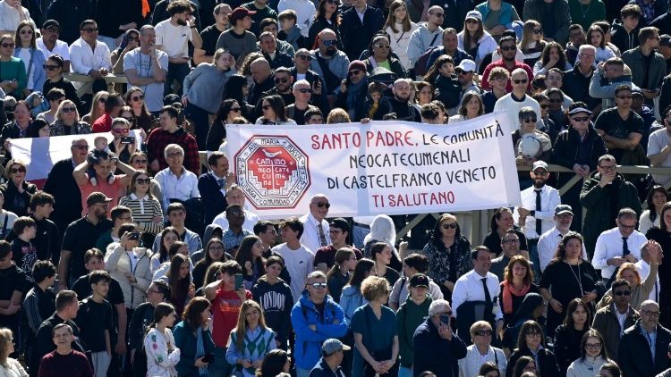 Waamini wengi katika Uwanja wa Mtakatifu Petro