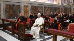Il Papa ascolta la meditazione del predicatore Varden durante gli Esercizi Spirituali in Cappella Paolina