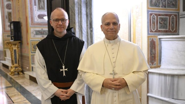 Papa com o pregador do retiro, dom Erik Varden