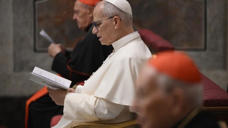 Le Pape Léon XIV participant aux Exercices spirituels au Vatican.