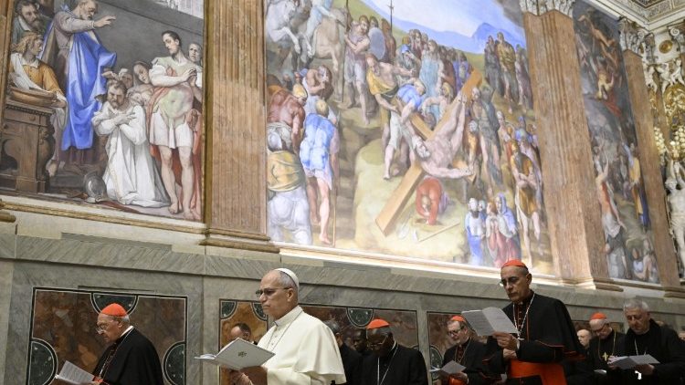 Il Papa ascolta la meditazione del predicatore Varden durante gli Esercizi Spirituali in Cappella Paolina