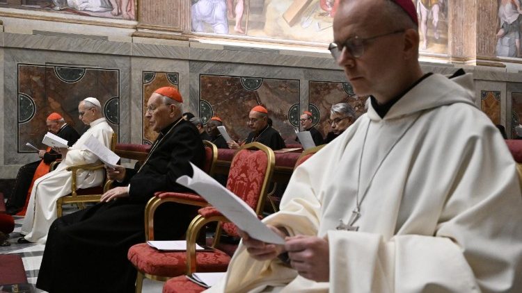  Monse&ntilde;or Varden (en primer plano a la derecha) durante el rezo de las V&iacute;speras antes de la meditaci&oacute;n