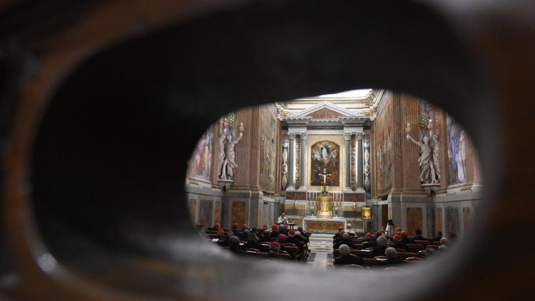 Una imagen de la Capilla Paulina durante la meditaci&oacute;n de Monse&ntilde;or Varden 