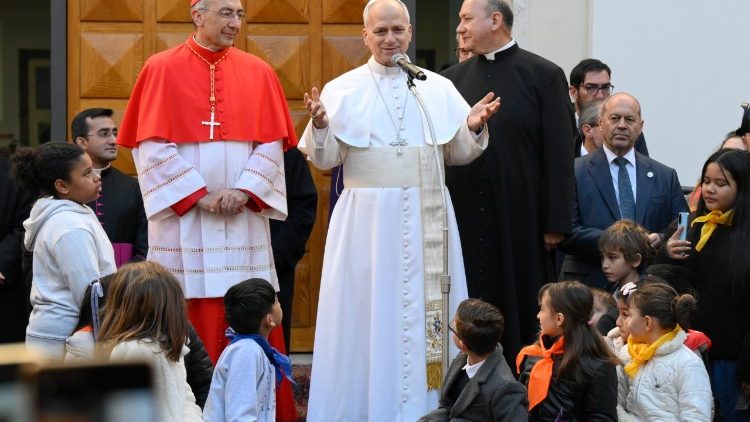 El Papa en el patio de la basílica parroquial del Sagrado Corazón de Jesús en Roma