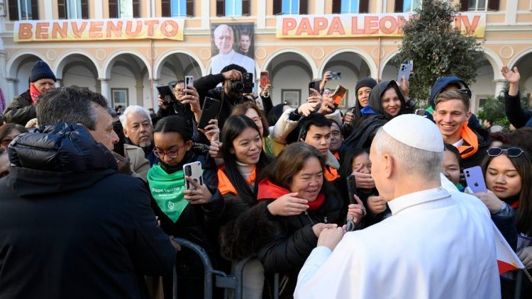 Papa akiwasalimia waamini