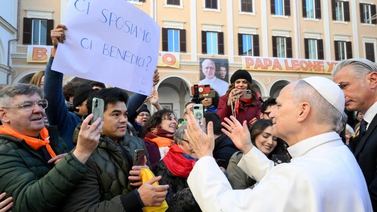 Papa &eacute; acolhido pelos fi&eacute;is no P&aacute;tio da par&oacute;quia 