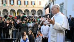 Papież wita się ze społecznością parafii Najświętszego Serca Pana Jezusa w Rzymie