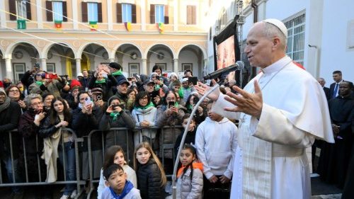 Papież wita się ze społecznością parafii Najświętszego Serca Pana Jezusa w Rzymie