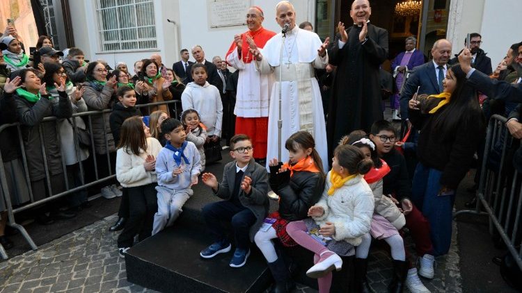  El Papa entre los ni&ntilde;os de la parroquia 