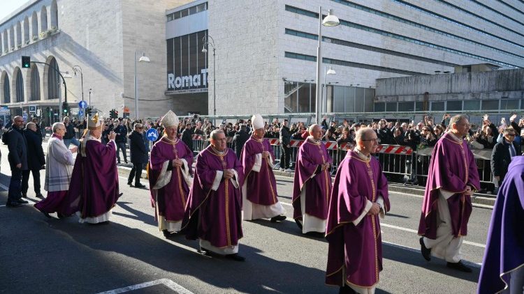 El Papa y, al fondo, la estaci&oacute;n Termini de Roma (@Vatican Media)