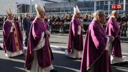 Liturgický průvod před římským hlavním nádražím Termini