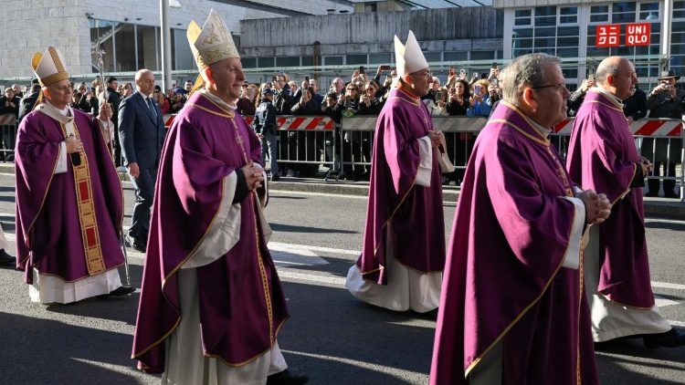 Liturgický průvod před římským hlavním nádražím Termini