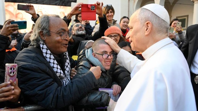 El Papa saluda a los parroquianos