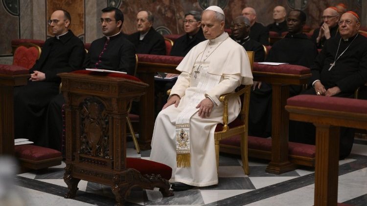  El Papa escucha la meditaci&oacute;n final de Monse&ntilde;or Varden