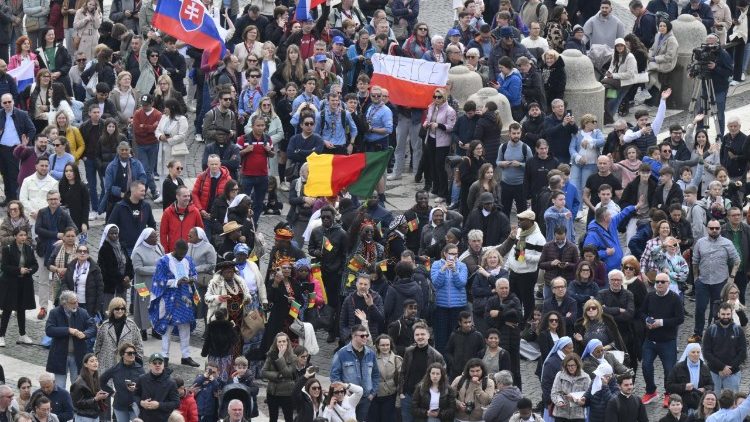 Паломники на площади Святого Петра (1 марта 2026 г.)