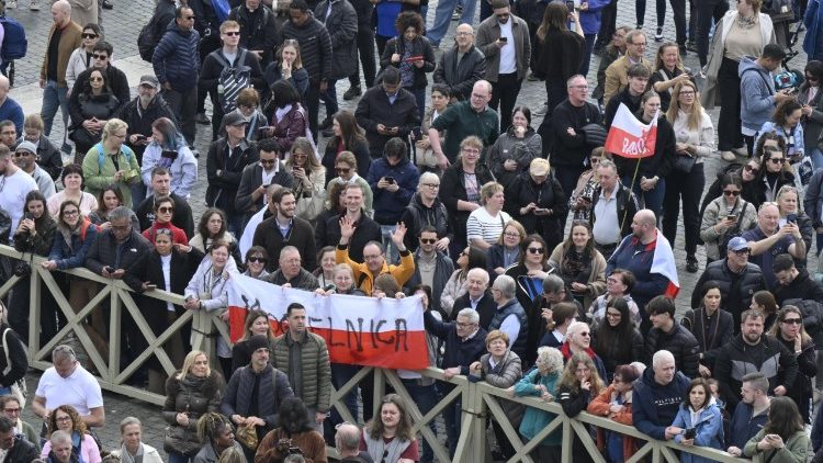 Fedeli in piazza San Pietro per l'Angelus
