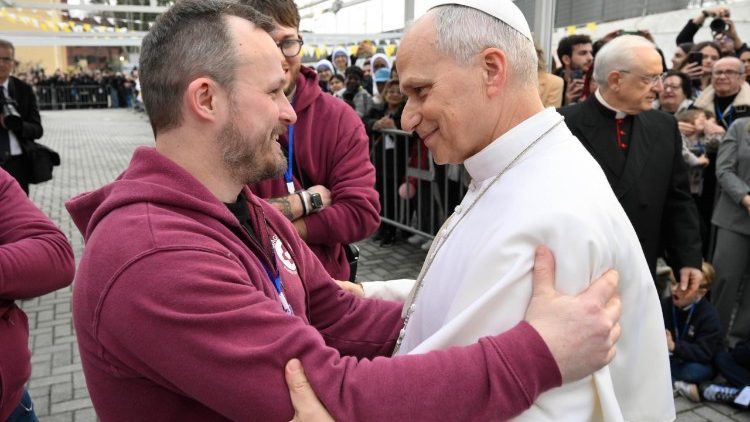 Il Papa firma un pallone per i ragazzi di Magis