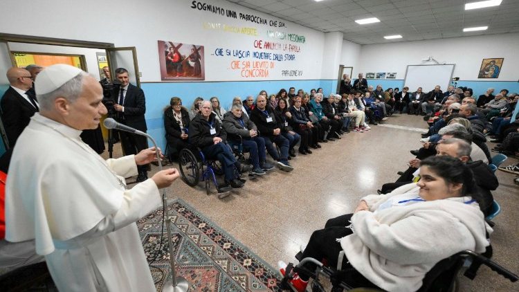 Il Papa incontra anziani e malati della parrocchia. 