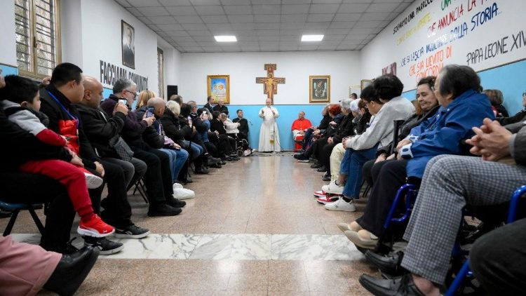 Il Papa con anziani e malati della parrocchia dell'Ascensione