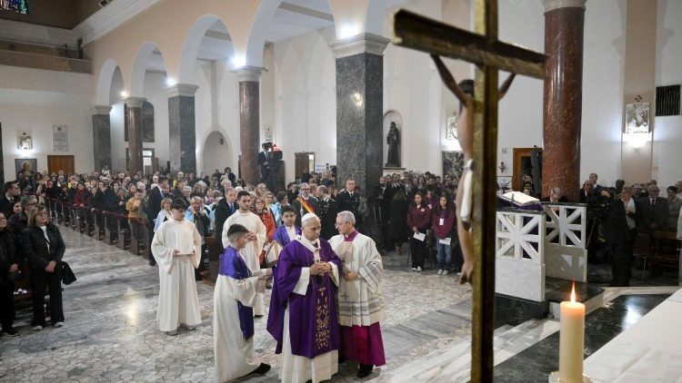 Pastoračn&iacute; n&aacute;vštěva papeže Lva XIV. ve farnosti Nanebevstoupen&iacute; P&aacute;ně v ř&iacute;msk&eacute; čtvrti Quatricciolo