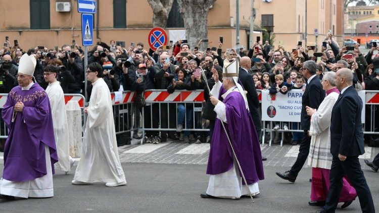 Leone XIV in processione dall'oratorio alla chiesa dell'Ascensione, per presiedere la Messa.