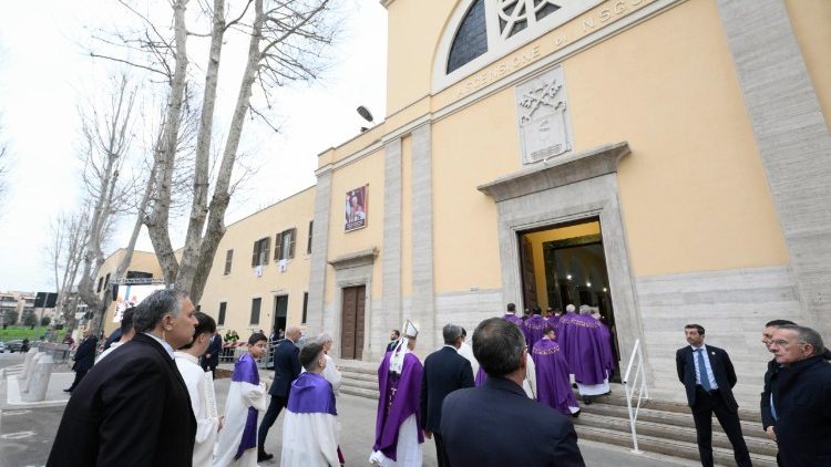 Papa Leone XIV entra nella chiesa del Quarticciolo, costruita nel Dopoguerra.