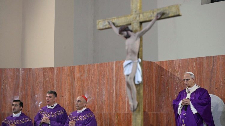 Il Papa sull'abside della chiesa dell'Ascensione. A sinistra i concelebranti, il cardinale Baldo Reina e Alessandro Zenobbi, vescovo del settore Est.