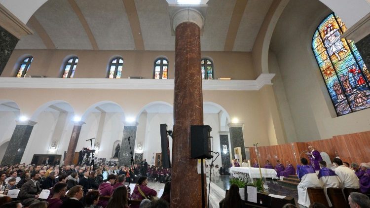 La chiesa gremita durante la Messa di Leone XIV. Molti gli anziani e i pensionati che vivono nei "lotti" del quartiere nato durante il Fascismo. 