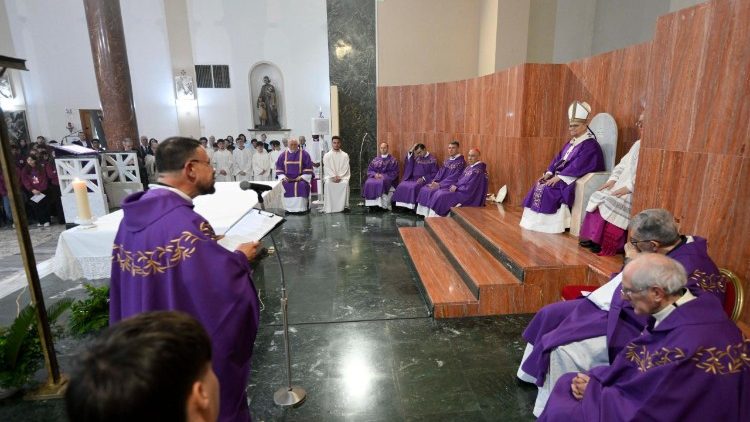 Il parroco, padre Daniele Canali ringrazia Leone XIV della visita alla sua parrocchia. 