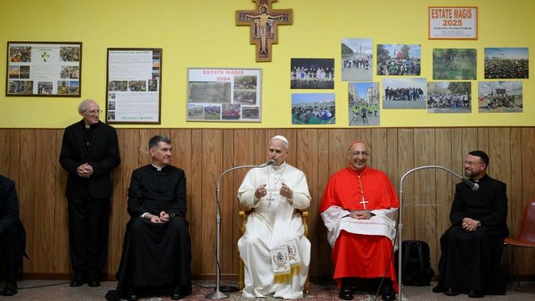 Святы Айцец падчас сустрэчы з папафіяльнай радай