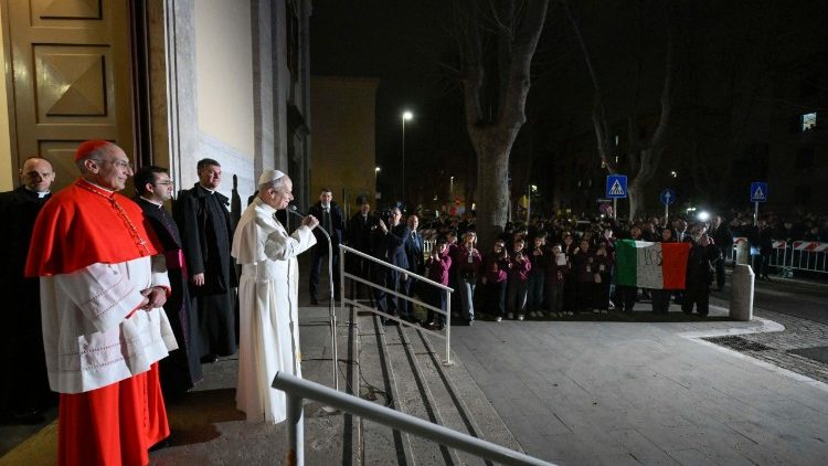 Il Papa sul sagrato della chiesa del Quarticciolo, al termine della sua visita, rivolge un ultimo saluto ai fedeli.