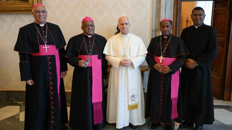 Le Pape et le bureau de la Conférence épiscopale malgache.