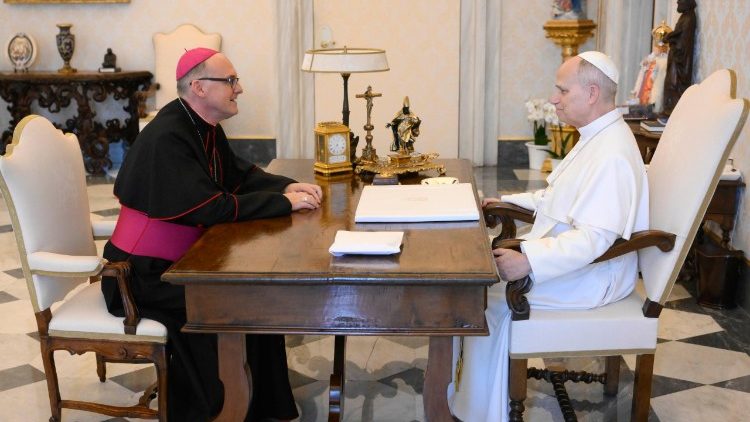 Pražský arcibiskup Stanislav Přibyl při rozhovoru s papežem Lvem XIV.