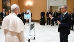 Папата с новата техника за дистационен преглед на деца