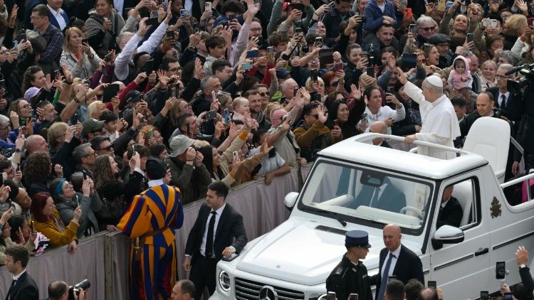 Papež zdrav&iacute; poutn&iacute;ky na gener&aacute;ln&iacute; audienci 4. března 2026