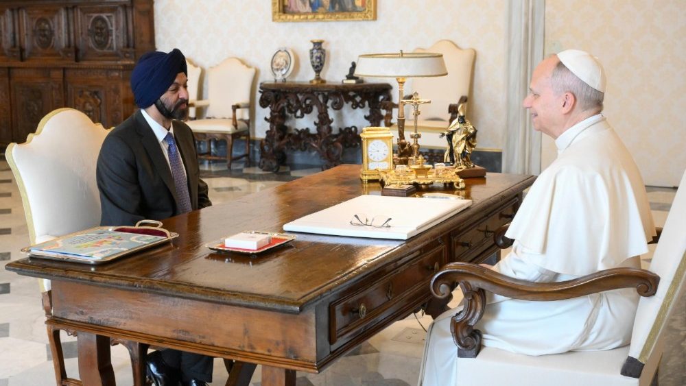 Leon al XIV și Ajay Banga, președintele "World Bank Group"