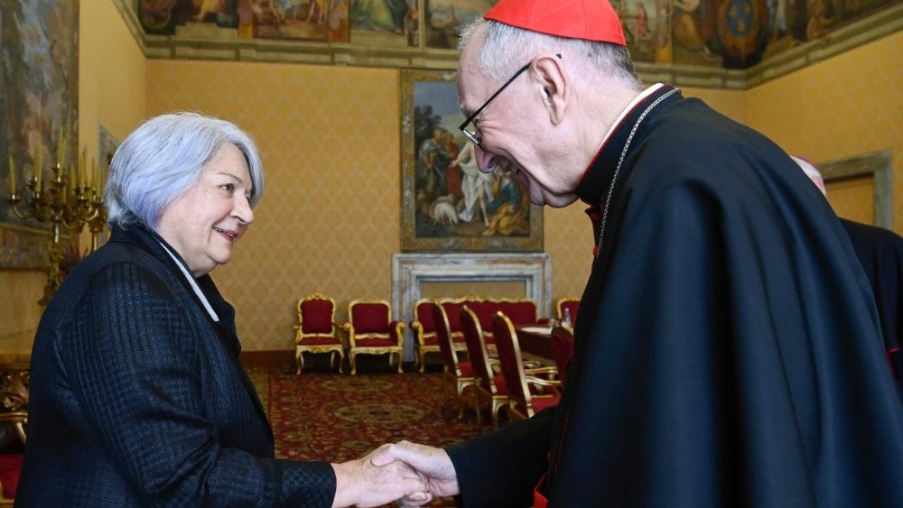 Cardinalul secretar de stat Pietro Parolin și guvernatoarea centrală a Canadei, Mary Simon