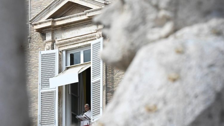 Scorgendo il Papa affacciato dal Palazzo apostolico