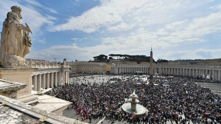 Waamini wengi katika Uwanja wa Mtakatifu Petro