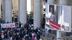 Šv. Petro aikštė sekmadienio vidudienį