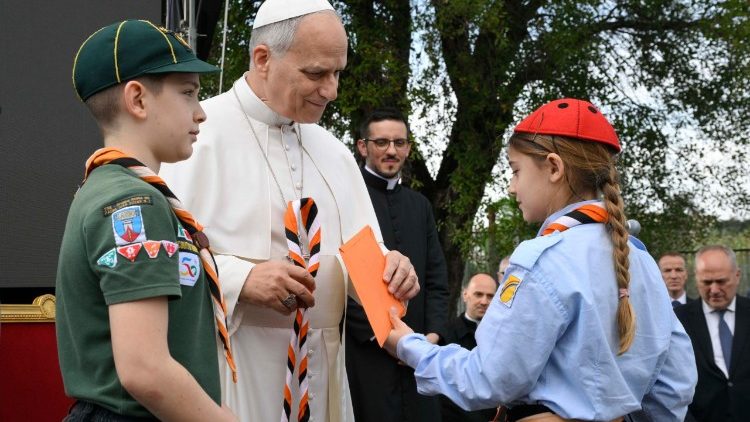 Papst Leo mit den Kindern des Viertels Torrevecchia