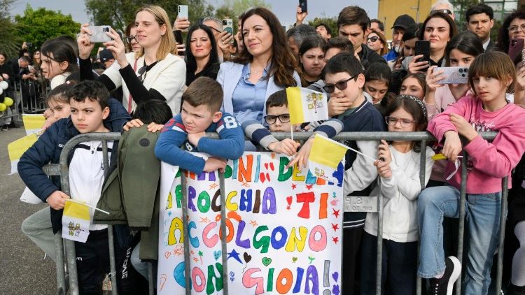 Watoto na vijana wakimsalimia Papa