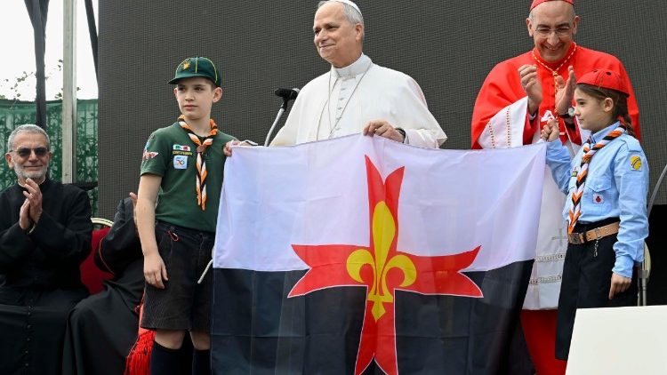 Papa alikutana vijana na watoto wa Parokia