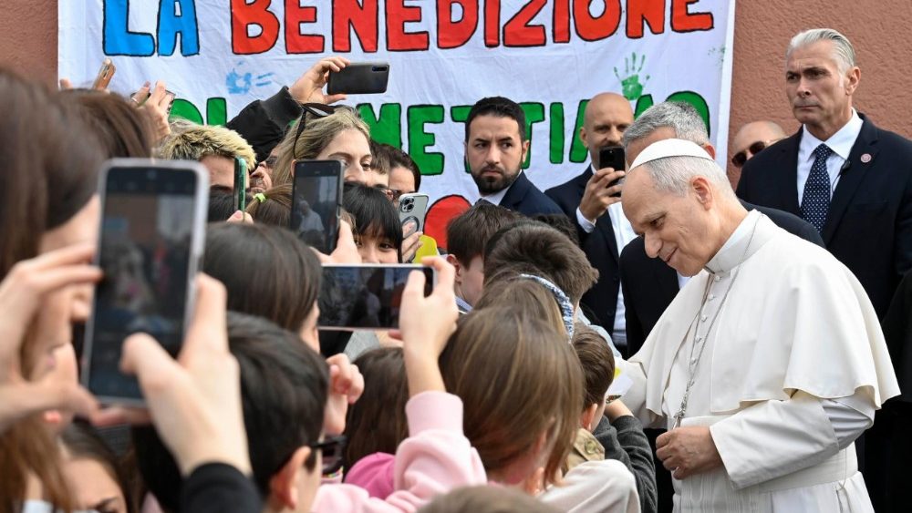 Le pape lors de la rencontre avec les enfants de la paroisse