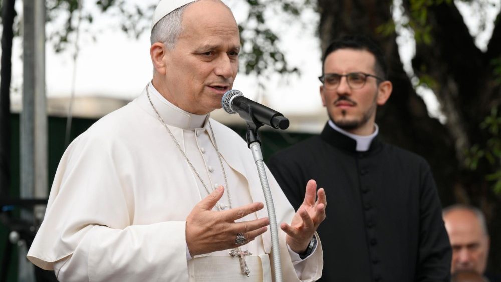 子どもたちに挨拶する教皇レオ14世　「奉献の聖マリア教会」訪問　2026年3月8日　ローマ、トッレヴェッキア